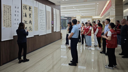 蘭州市城關(guān)區(qū)東崗街道深溝橋社區(qū)參觀(guān)甘肅工程咨詢(xún)集團(tuán)廉潔文化作品展