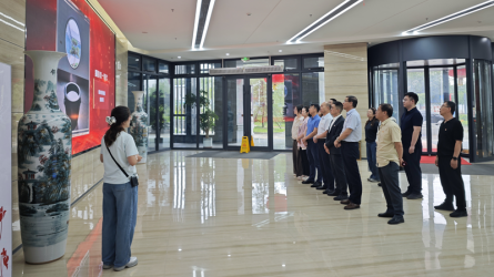 甘肅省新業(yè)資產(chǎn)經(jīng)營有限責(zé)任公司參觀甘肅工程咨詢集團廉潔文化作品展