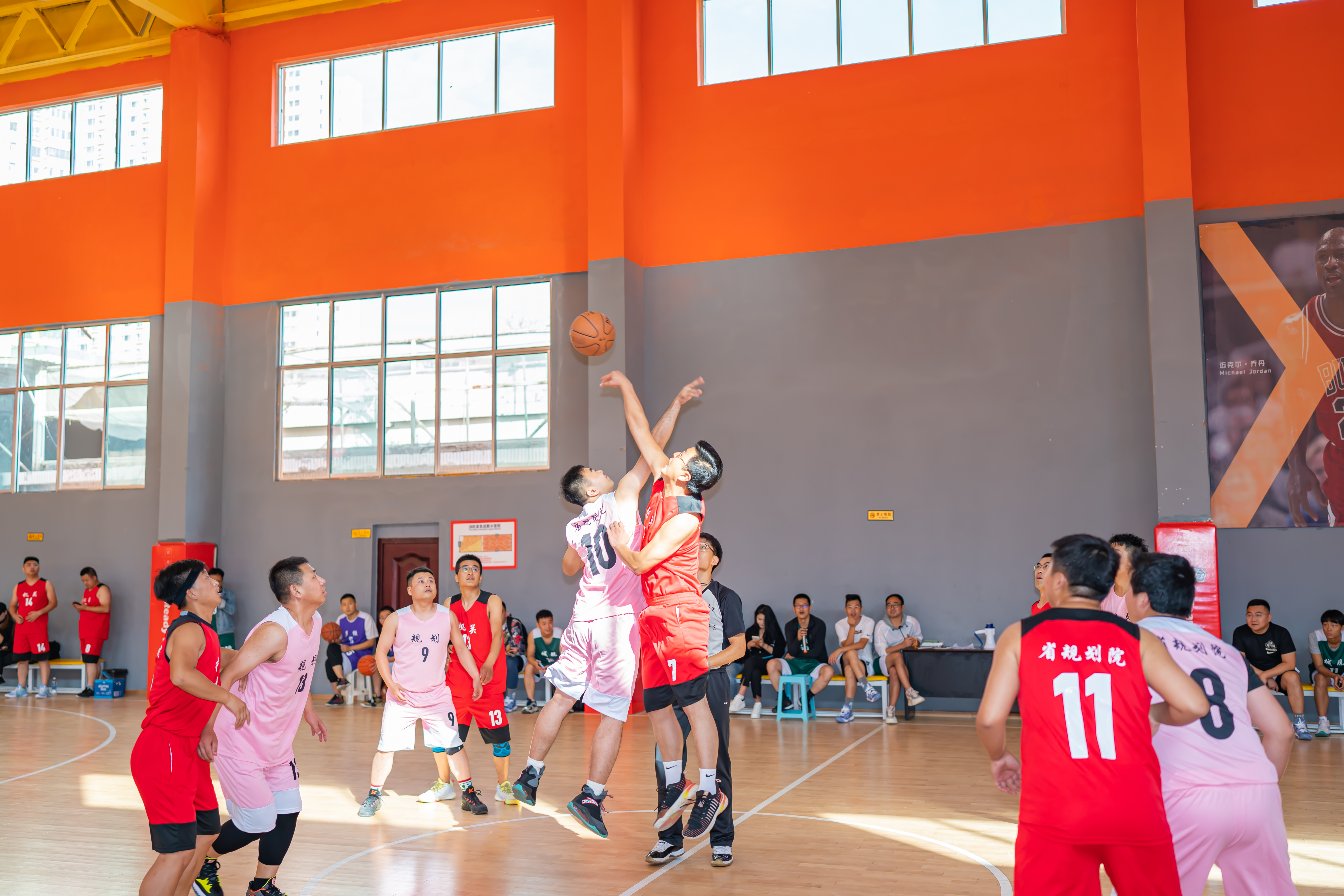 規(guī)劃設(shè)計院“迎中秋、慶國慶”第一屆籃球比賽拉開帷幕