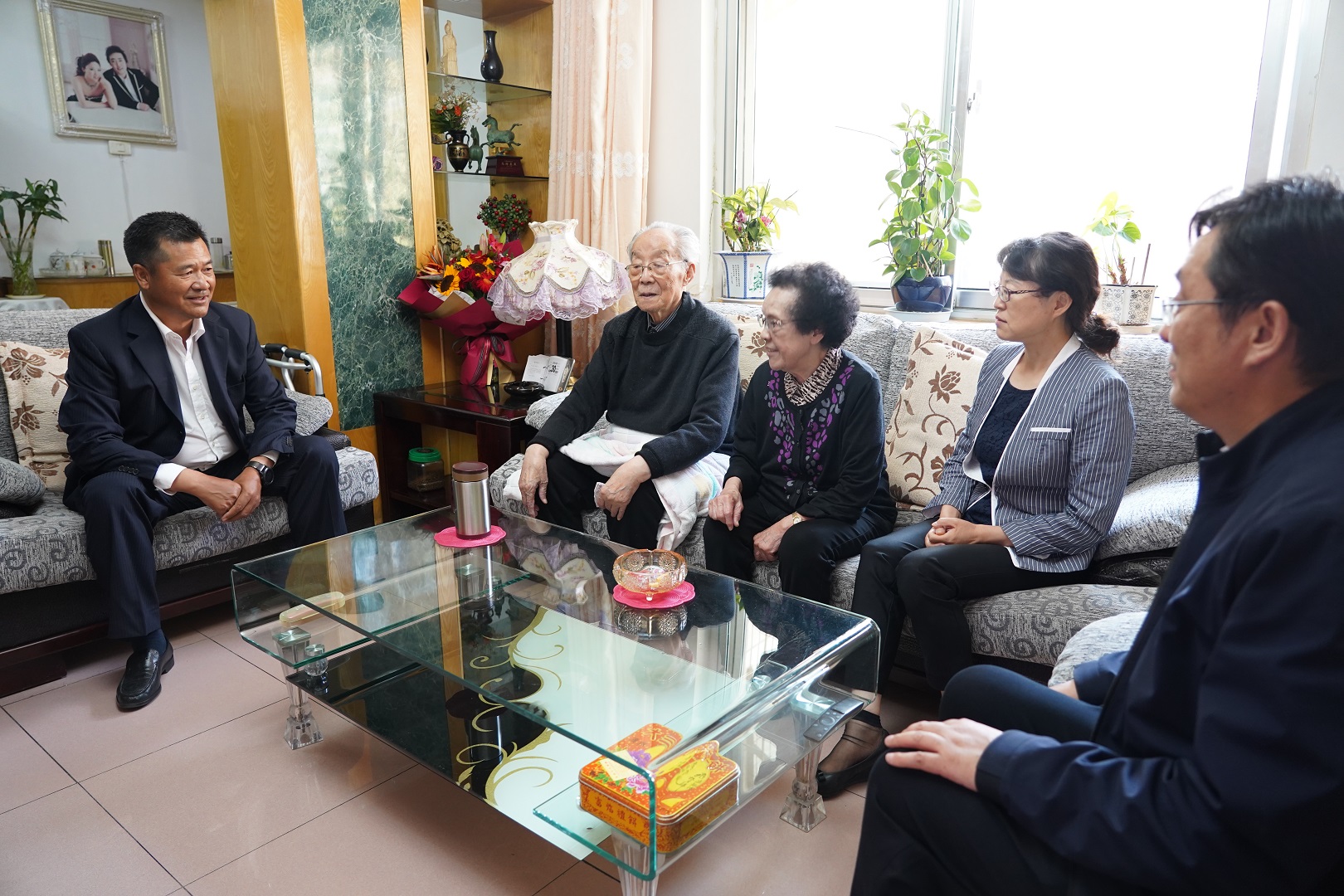 集團(tuán)公司領(lǐng)導(dǎo)走訪慰問(wèn)老干部