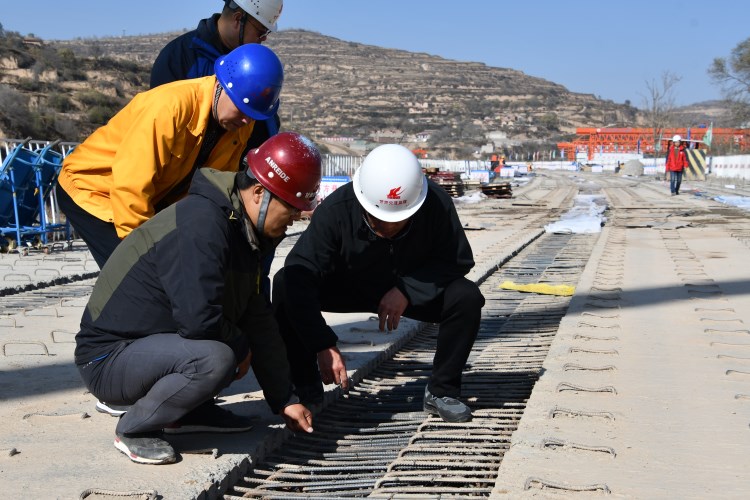 J:集團網(wǎng)站模塊公司動態(tài)8.2子公司動態(tài).甘肅省交通工程建設(shè)監(jiān)理有限公司省交通監(jiān)理公司動態(tài)新聞（2018.4-2019.7）生產(chǎn)經(jīng)營?9.1.24精準把脈 助推高質(zhì)量發(fā)展——甘肅交通監(jiān)理公司項目機構(gòu)年度目標責任考核工作紀實_0_1_4.jpg